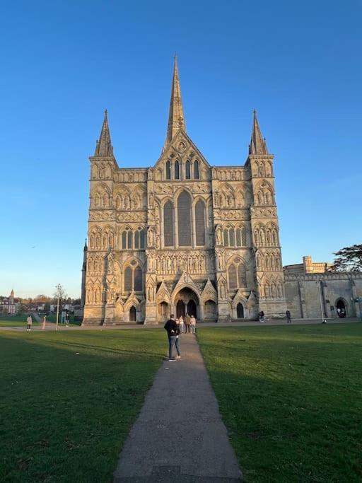 New Studio Apartment - Minutes Walk To Cathedral Salisbury Exterior photo